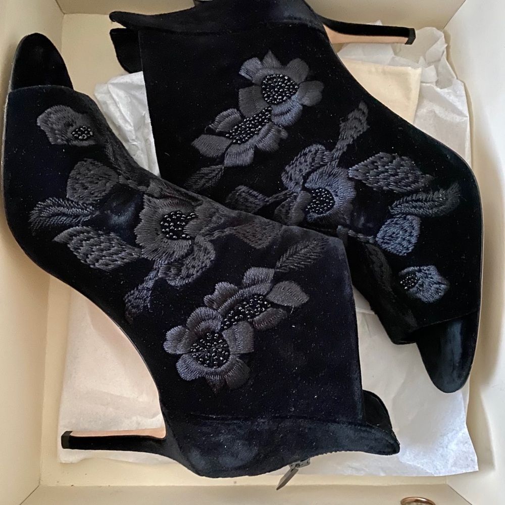 VINCE CAMUTO Imagine Heels